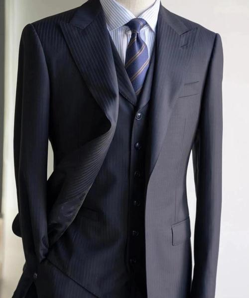 男黑色西装外套怎么搭配