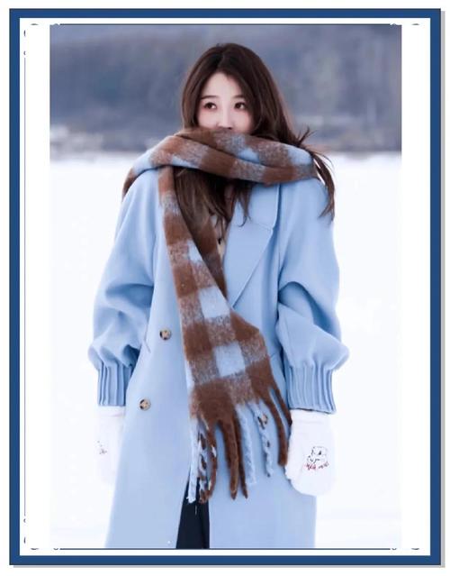 浅蓝色风衣怎么搭配图片