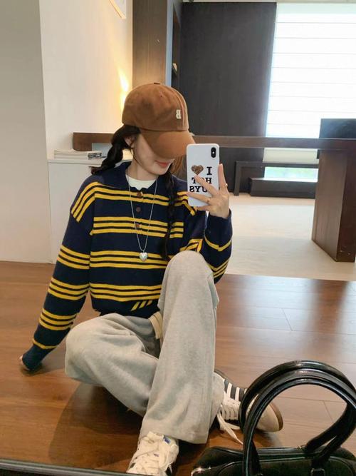 打底条纹针织衫外面怎么搭配