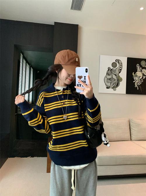 打底条纹针织衫外面怎么搭配