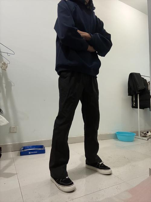 男士夏天黑色运动鞋裤子怎么搭配