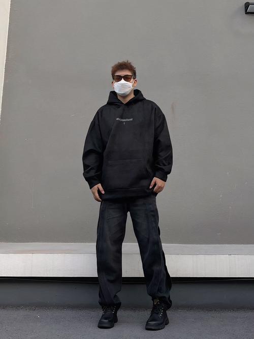 男士夏天黑色运动鞋裤子怎么搭配