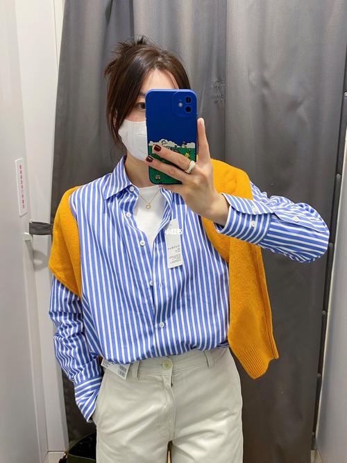 条纹蓝色衬衣怎么搭配