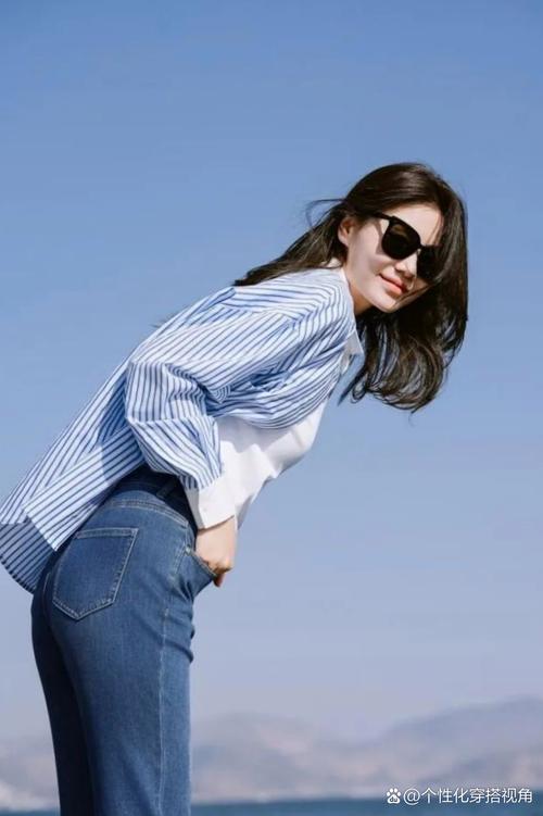 条纹蓝色衬衣怎么搭配