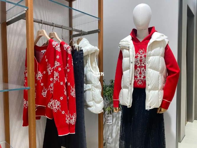 红色卫衣配什么马甲