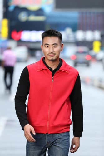 红色卫衣配什么马甲