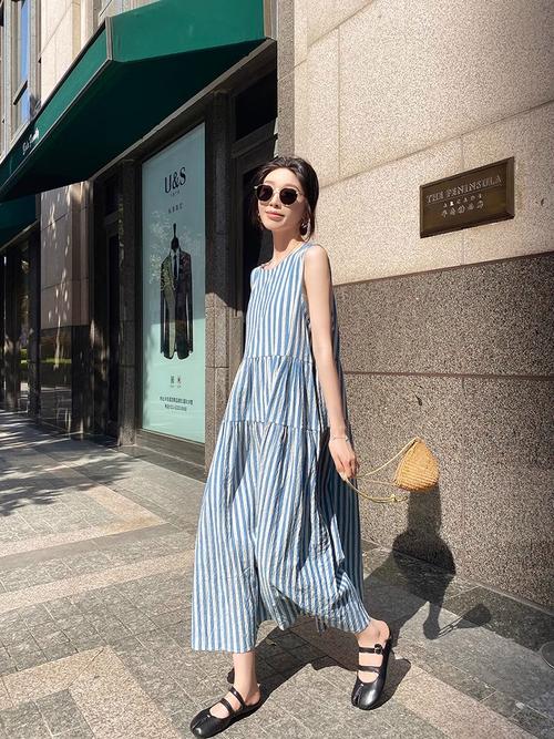 竖条纹连衣裙怎么搭配