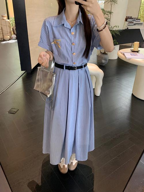 竖条纹连衣裙怎么搭配