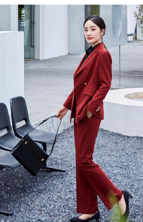 红色套装配什么鞋子