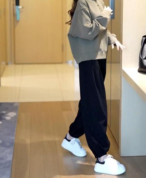 束脚裤怎么搭配上衣