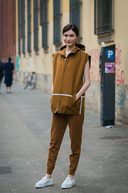 浅咖啡色衣服怎么搭配