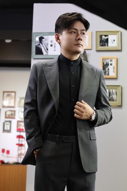 浅灰西装怎么搭配衬衫