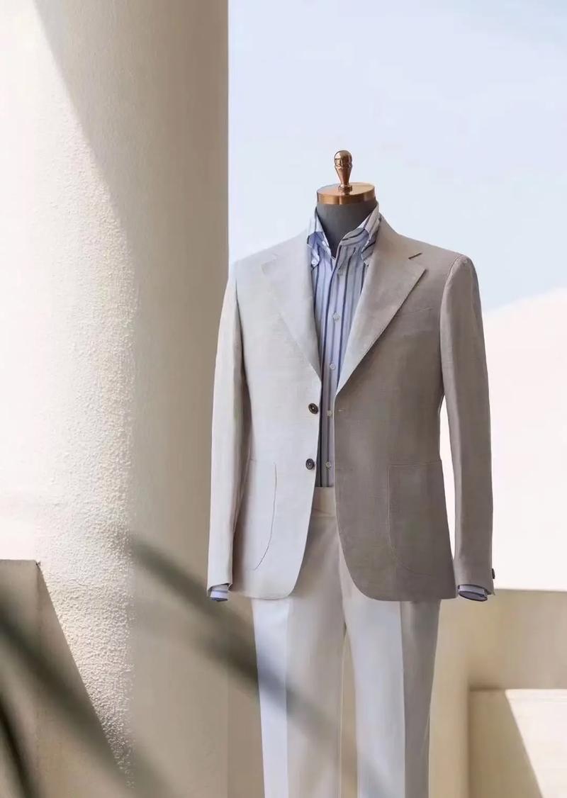 浅灰西装怎么搭配衬衫