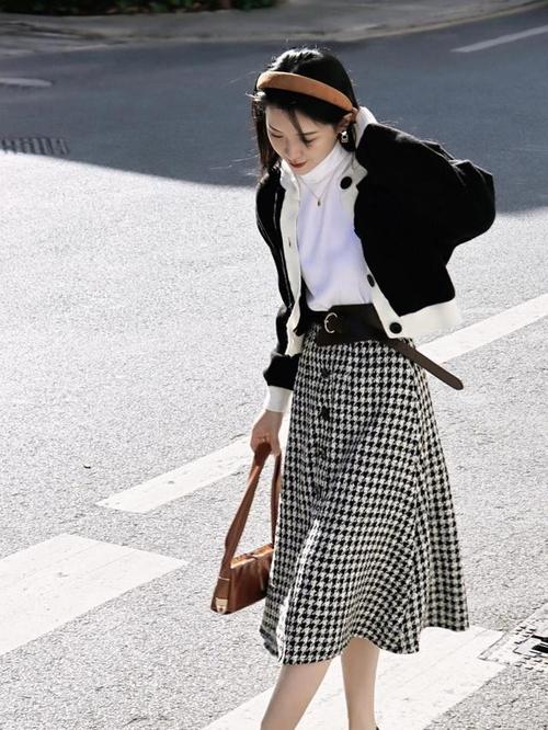 千鸟格的短裙怎么搭配