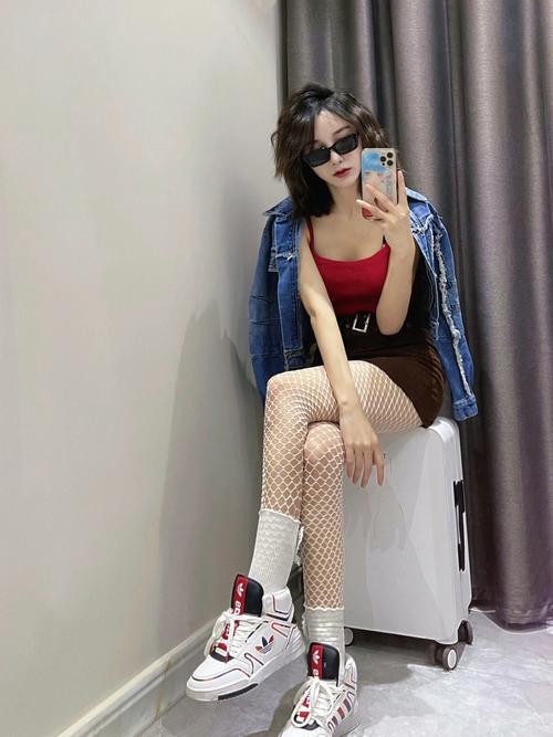 破洞裤渔网袜怎么搭配