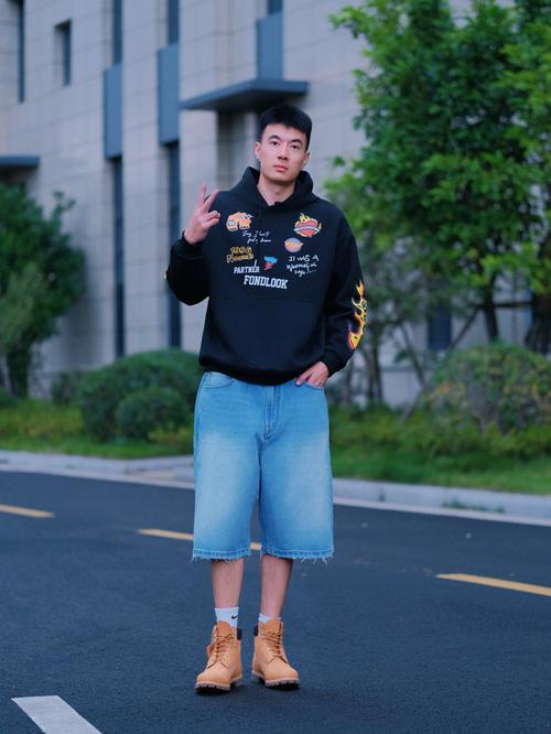 牛仔连帽卫衣怎么搭配