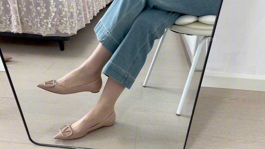 裸色平底鞋怎么搭配