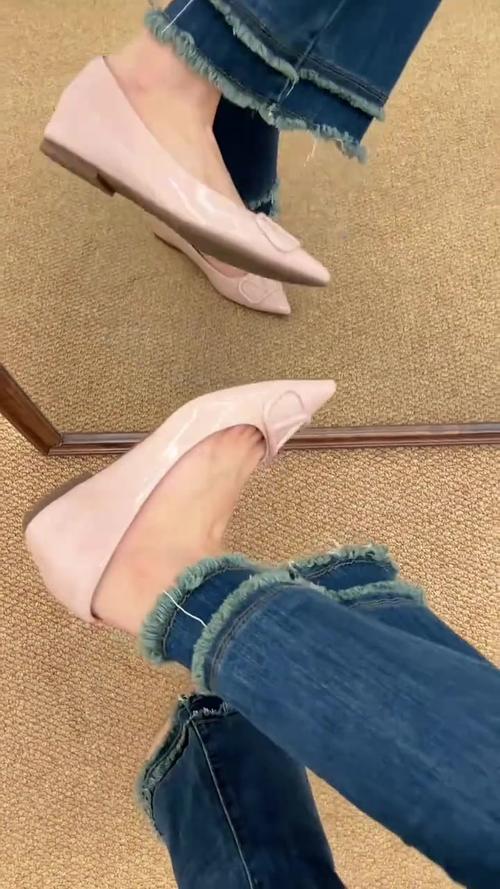 裸色平底鞋怎么搭配