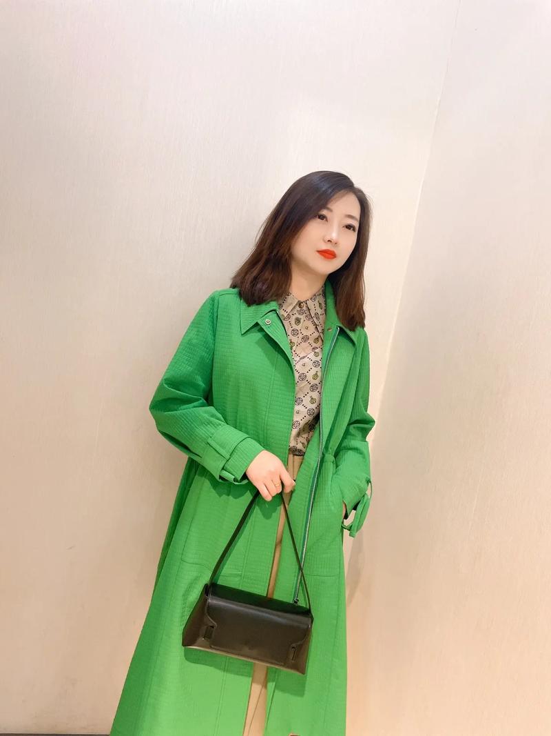 鹿皮绿色风衣怎么搭配