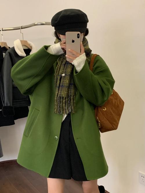 鹿皮绿色风衣怎么搭配