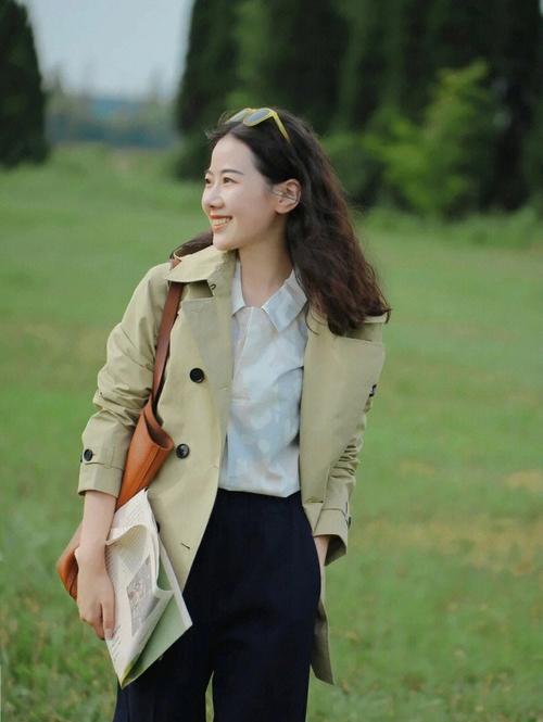 鹿皮绿色风衣怎么搭配