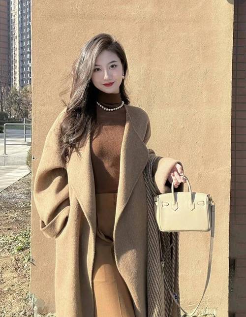 驼色大衣配什么鞋子