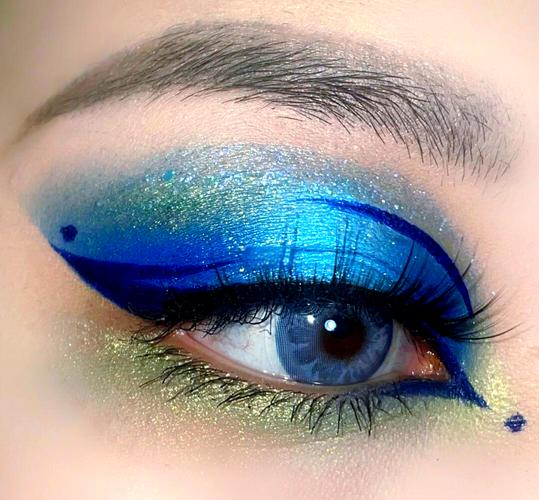 蓝色的眼影怎么搭配