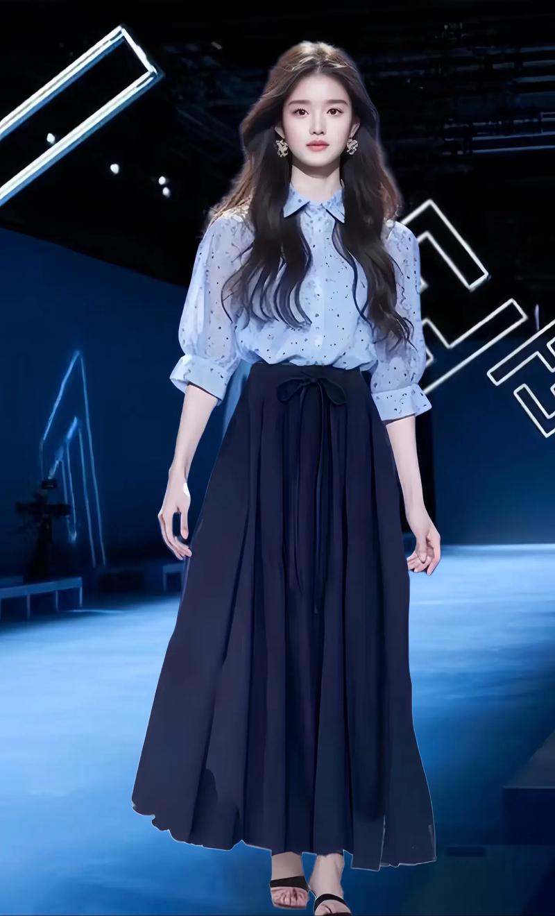 蓝色衬衣裙怎么搭配