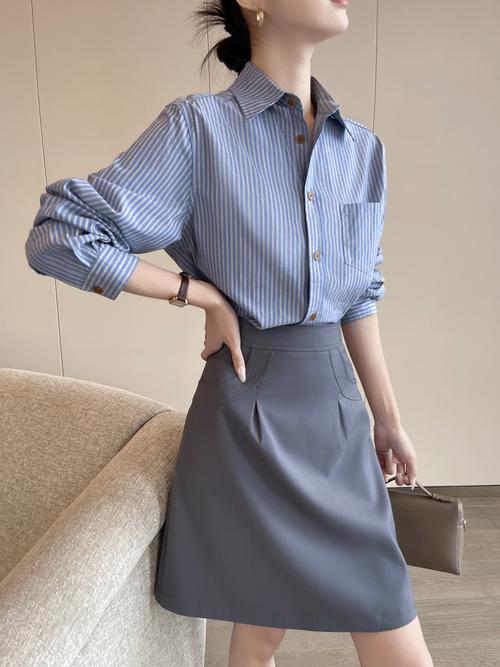 蓝白衬衣怎么搭配