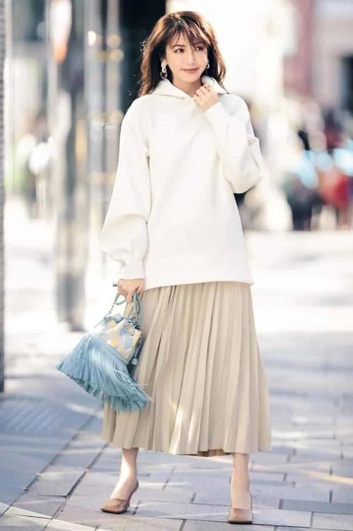 宽松卫衣裙怎么搭配