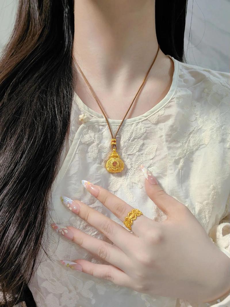 黄金吊坠怎么搭配