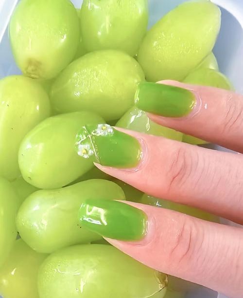 绿和红指甲油怎么搭配