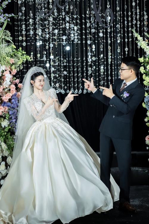 参加婚礼应该穿什么