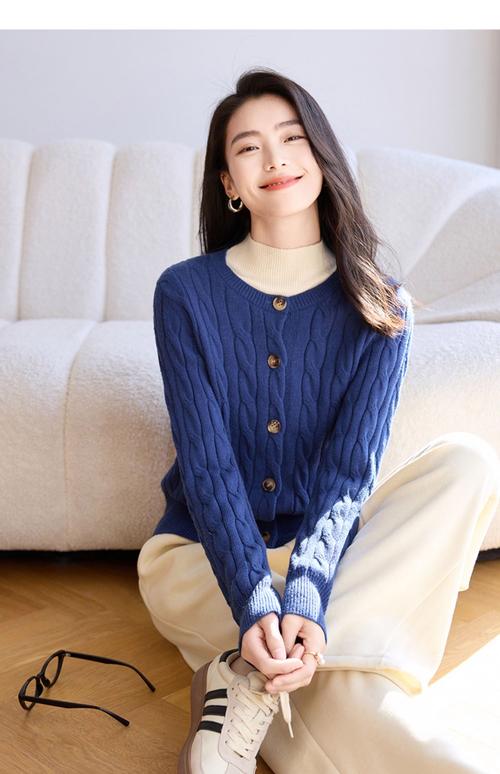 深蓝色开衫怎么搭配