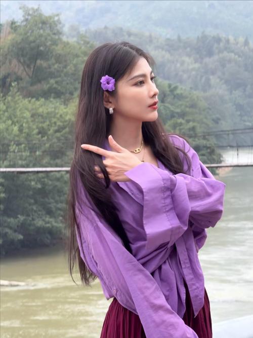 紫色头发怎么搭配衣服