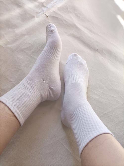 男生中筒袜怎么搭配