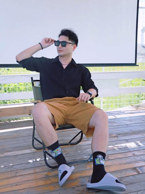 男生中筒袜怎么搭配