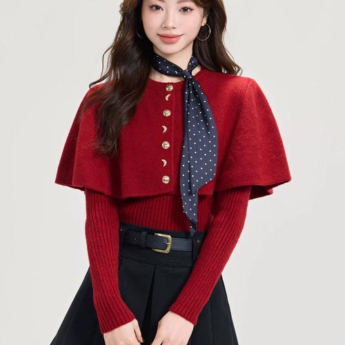 红色的披肩里面怎么搭配