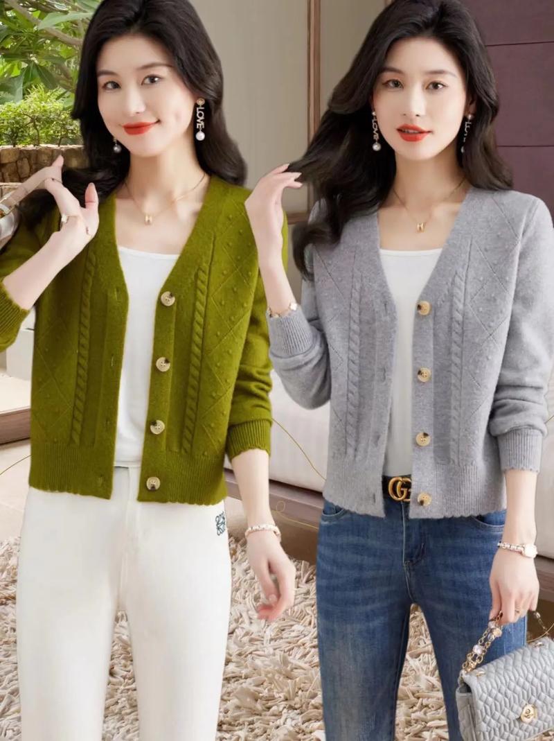 红色的披肩里面怎么搭配