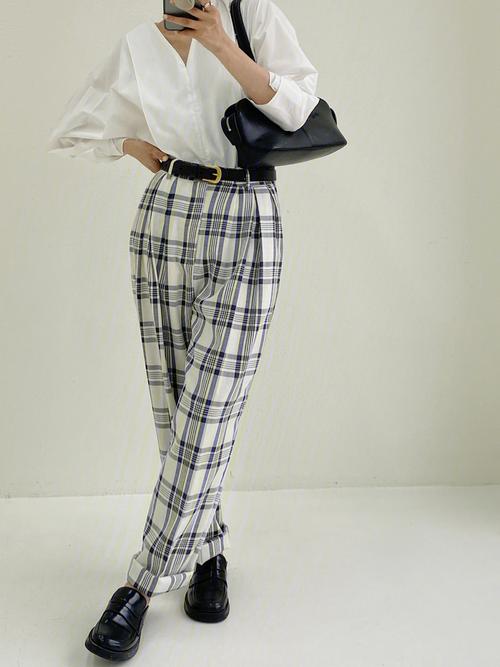 白色格子裤怎么搭配