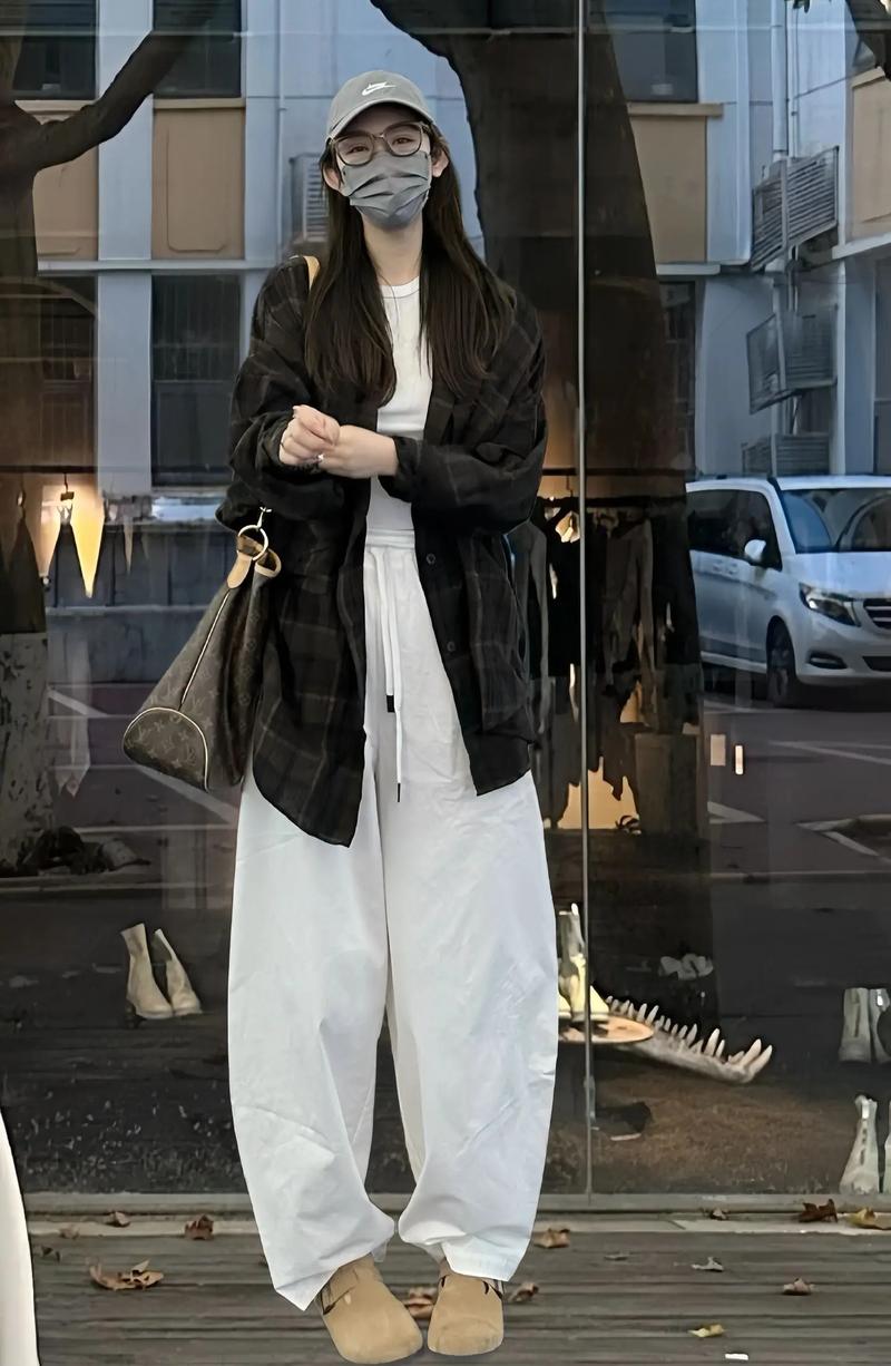 白色格子裤怎么搭配