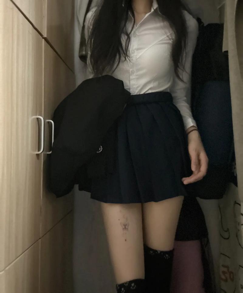 黑色过膝袜 怎么搭配