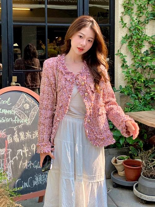 春季女花花短外套怎么搭配