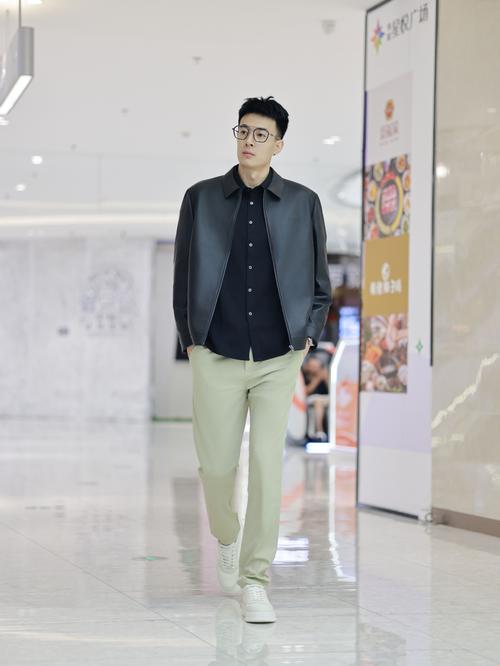 男生酒红色的皮衣怎么搭配