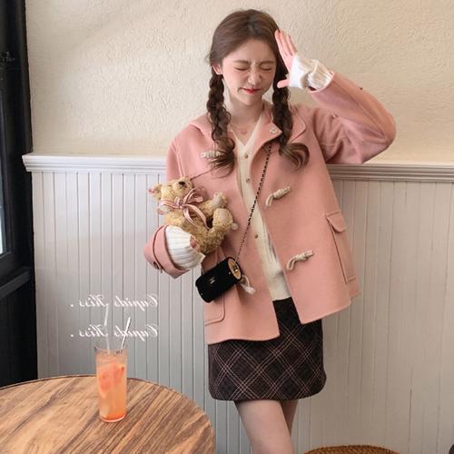 粉色妮子外套里面怎么搭配