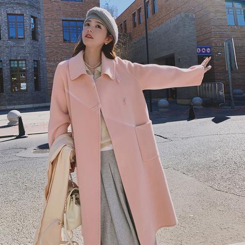 粉色妮子外套里面怎么搭配