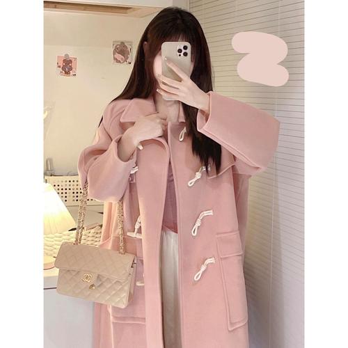 粉色长款大衣和板鞋怎么搭配