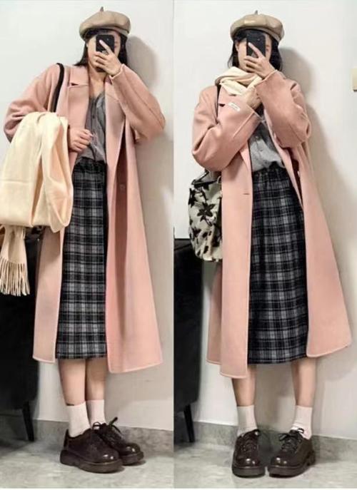 粉色长款大衣和板鞋怎么搭配