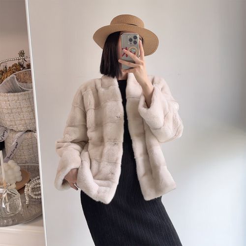 淡紫羽绒皮草怎么搭配