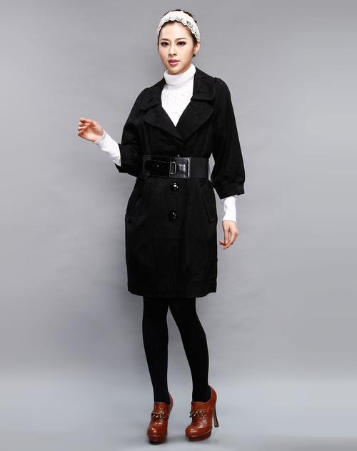 黑色中袖外套怎么搭配